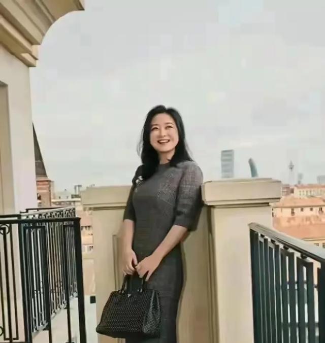 贾玲在夜市用餐