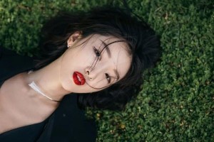 新晋小花周也颜值实力双在线，美妆技巧大公开