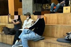 赵丽颖素颜逛街引热议：真实状态还是摆烂？