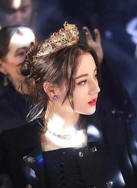 迪丽热巴黑金艳后妆容