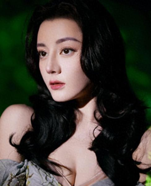 迪丽热巴黑金艳后造型