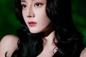 迪丽热巴黑金艳后造型：破圈时尚神话