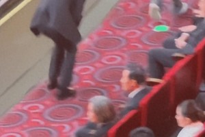 王一博华表奖红毯90度鞠躬引争议：礼貌还是做作？