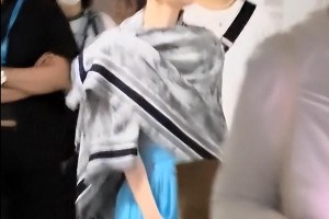 周也央视采访耍大牌引争议，网友热议明星态度问题