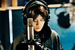 任嘉伦录音棚照庆祝工作室粉丝破150万