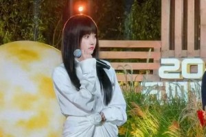 关晓彤白裙惊艳五四晚会，与鹿晗感情现状引热议