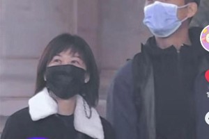 张译二婚妻子钱琳琳年轻如女儿？58岁夫妻罕见同框惊艳网友
