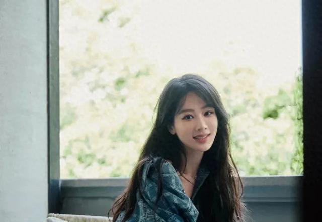 杨紫杭州MK活动状态佳，三天三城行程引关注
