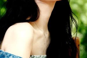 杨紫高清无水印壁纸：最新穿搭造型美图分享