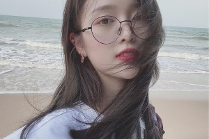 吴宣仪海滩眼镜照曝光 纯美清新引热议