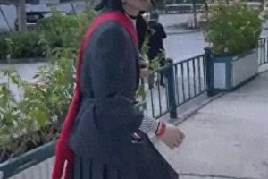 向佐上海街头男扮女装引争议，保安驱赶成焦点