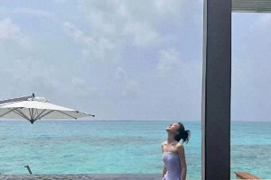 赵今麦海边度假穿搭秀，紫色泳衣尽显青春活力